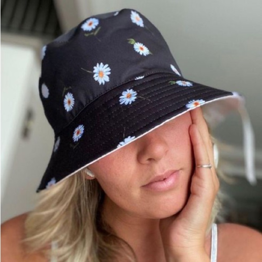 NEW Alice & Olivia daisy bucket hat